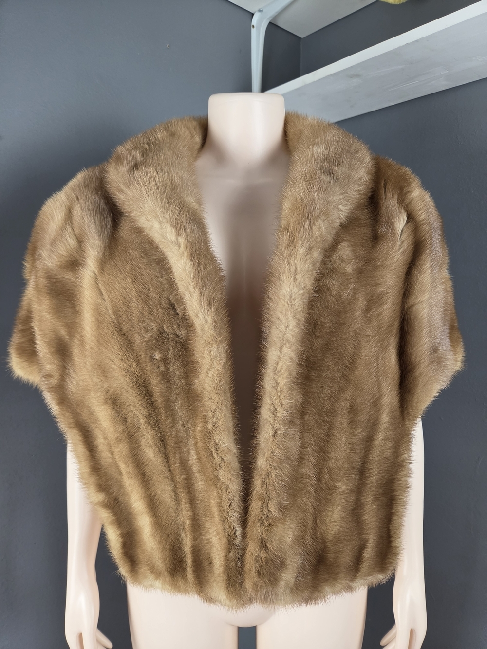 Vintage 1950s honey blonde mink shawl with pockets / Medium